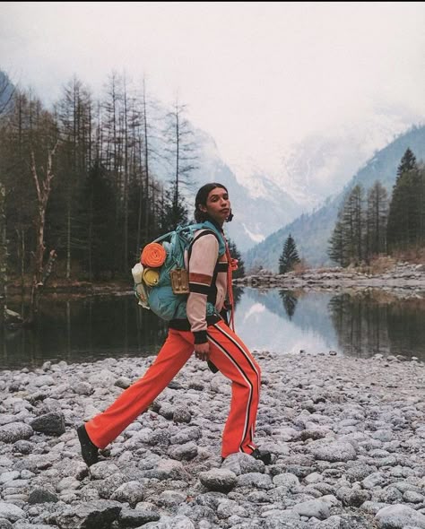 Photo d’une randonneuse souriante en pleine nature, manifestement heureuse de son aventure.