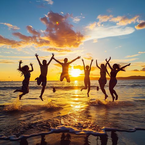 Photo de jeunes sur la plage au coucher du soleil, dans une ambiance détendue et chaleureuse.