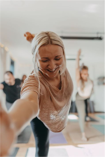 Photo d’une personne pratiquant des exercices de Pilates, en studio ou salle de sport.