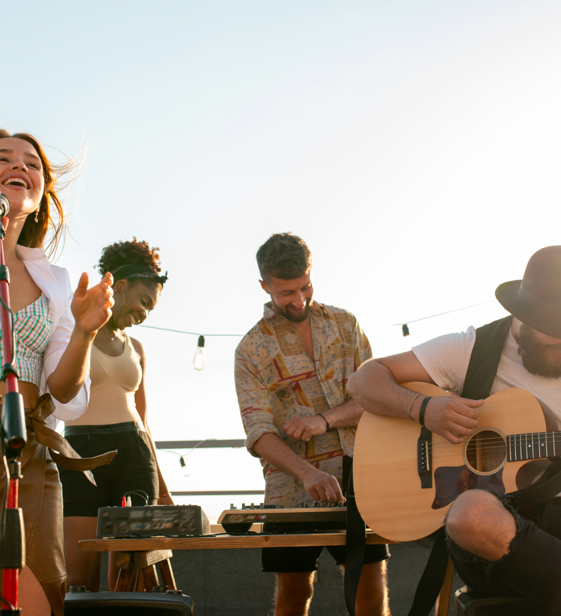 Participants réalisant des créations en macramé lors d’un atelier créatif.